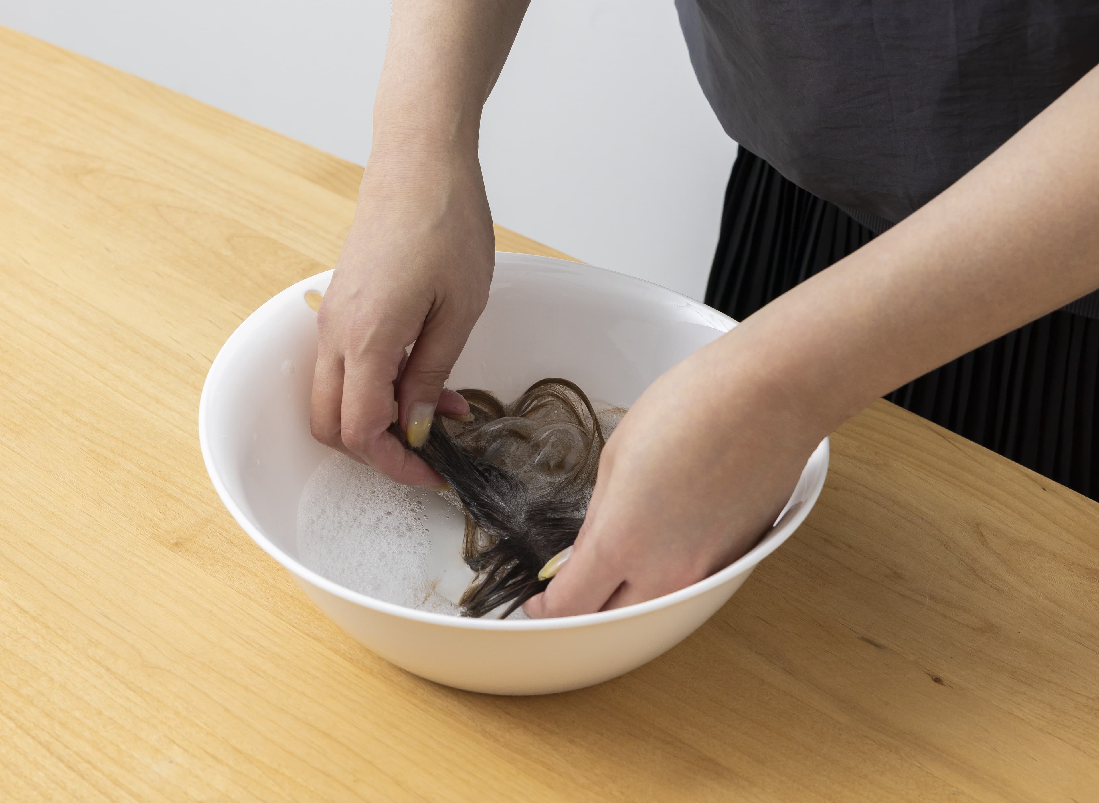 お湯の中で梳かしながら汚れを洗う