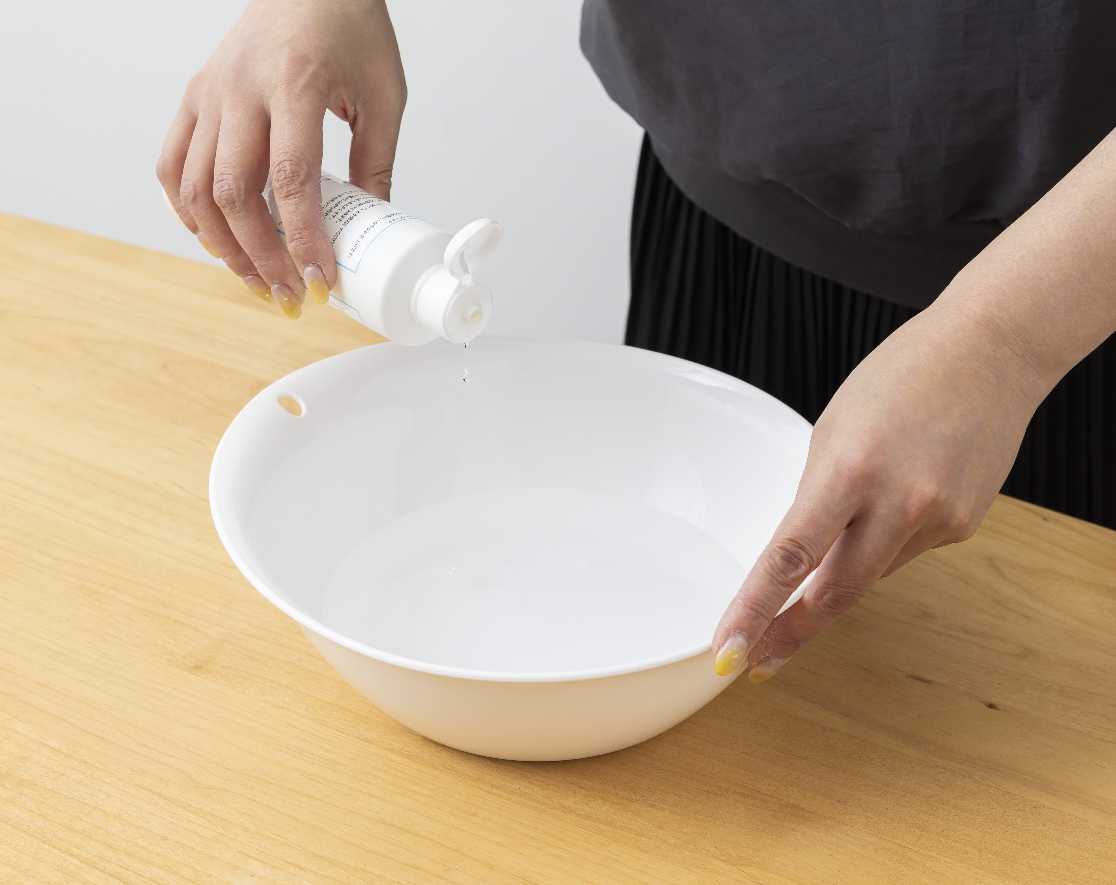 ぬるま湯にシャンプーをたらして泡立てる