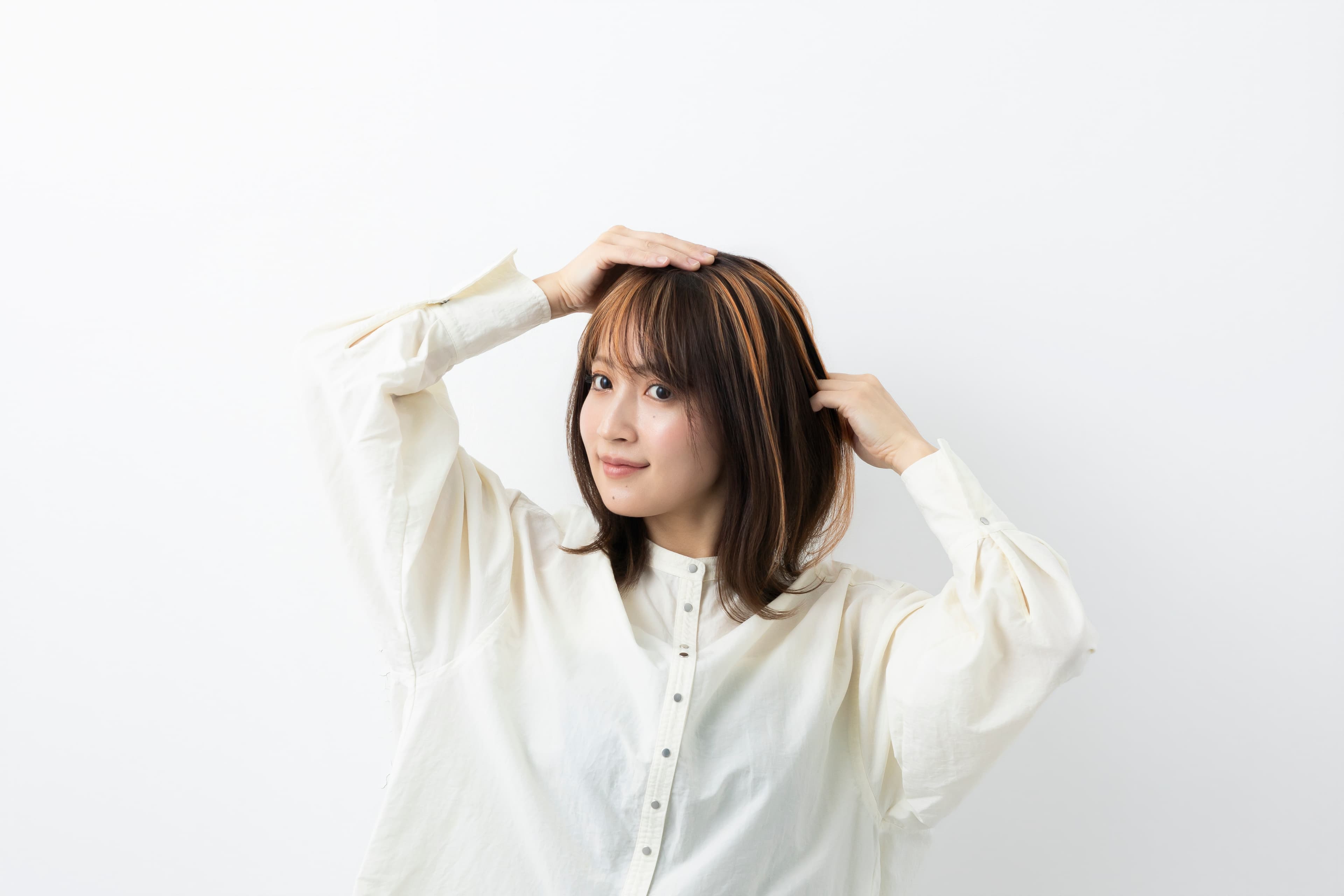 全体を手ぐしやコームでなじませる
